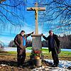 Um dieses Flurkreuz geht es: Fritz Hangarter (links) restaurierte das Kleindenkmal. Werner Dettling brachte nach der Neuaufstellung ...
