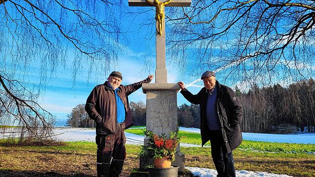 Um dieses Flurkreuz geht es: Fritz Hangarter (links) restaurierte das Kleindenkmal. Werner Dettling brachte nach der Neuaufstellung ...