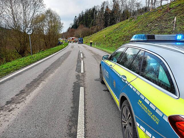 Die Polizei musste die L204 nach dem Unfall komplett sperren. Wann die Sperrung wieder aufgehoben werden kann, war gegen 13.45 Uhr noch ...