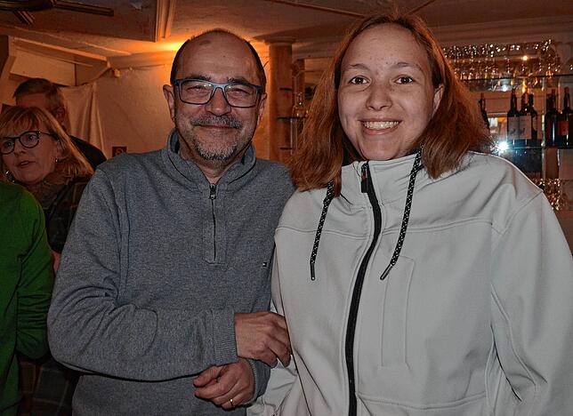 Andreas Linge und Elea Messer sind ganz spontan zum Mitsing-Ding gekommen.