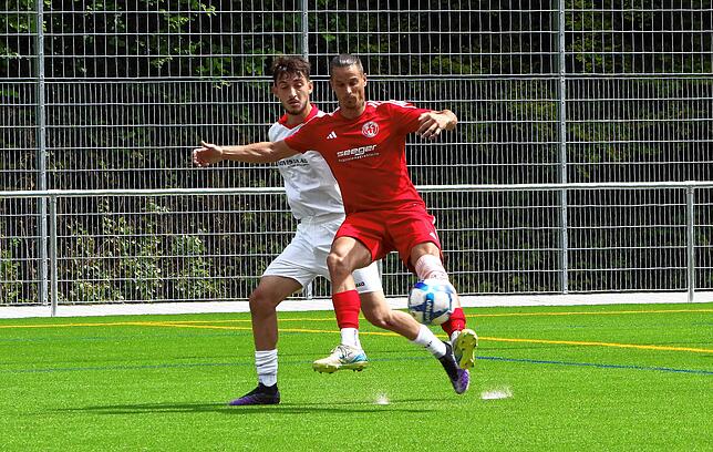 Bild 6: Knackiger Auftakt zwischen SC Pfullendorf II und FC Uhldingen. Wir waren mit der Kamera dabei!