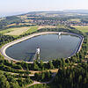 Das Eggbergbecken mit dem Rickenbacher Ortsteil Egg im Hintergrund. Bild: Schluchseewerk AG