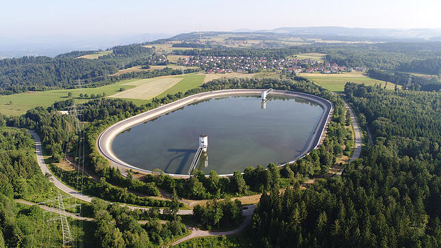 Das Eggbergbecken mit dem Rickenbacher Ortsteil Egg im Hintergrund. Bild: Schluchseewerk AG