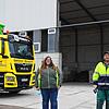 Geschäftsführerin Manuela Marquardt und der langjährige Mitarbeiter Steven Saß stehen vor der Sortierhalle in Steißlingen.