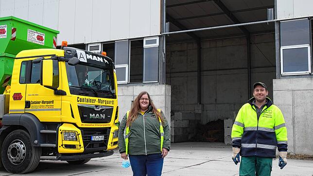 Geschäftsführerin Manuela Marquardt und der langjährige Mitarbeiter Steven Saß stehen vor der Sortierhalle in Steißlingen.