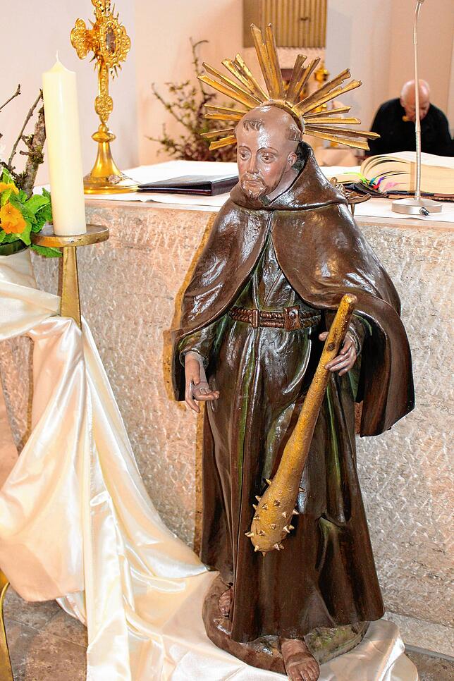 Die Statue des heiligen Fidelis steht beim Gottesdienst am Altar.