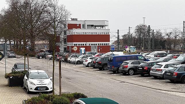 Im Bereich des Parkplatzes an der Friedrich-Werber-Straße wurde am Freitagabend ein Mann mit einem Messer lebensgefährlich verletzt. Die ...
