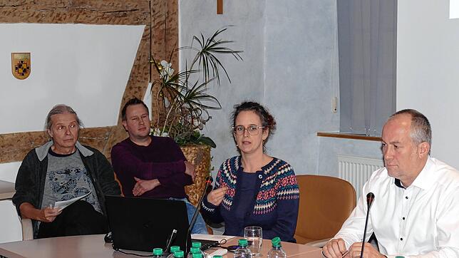 Sie stellen den Entwurf der Biotopverbundplanung im Stettener Gemeinderat vor (von links): Michael Koltzenburg (Biologe, INA Südwest), ...