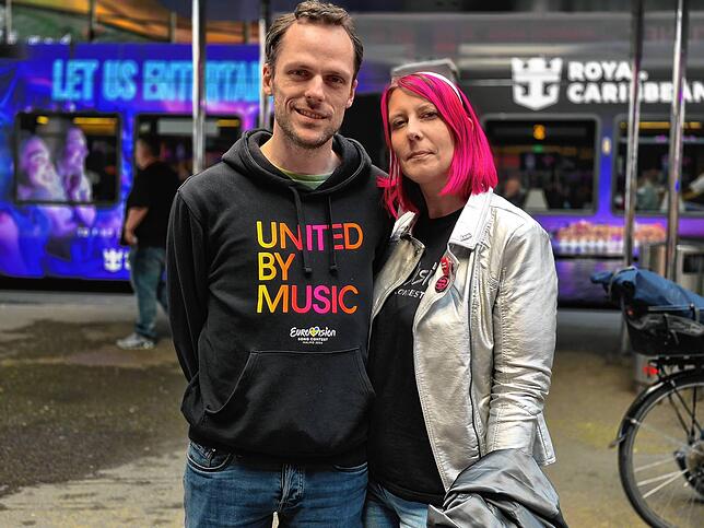 Bild 2: ESC-Fans feiern am Dienstag in Basel