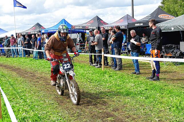 Bild 3: Benzingeruch, Action und dröhende Motoren: Der Mofa-Mania Fünfkampf der Motorsportfreunde Pfohren