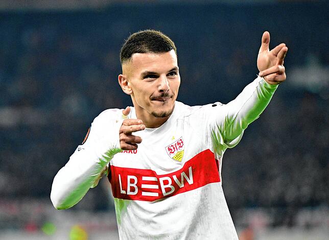 Badredine Bouanani (VfB Stuttgart) jubelt nach Vorlage von Torwart Alexander Nübel über seinen Treffer zum 1:0.