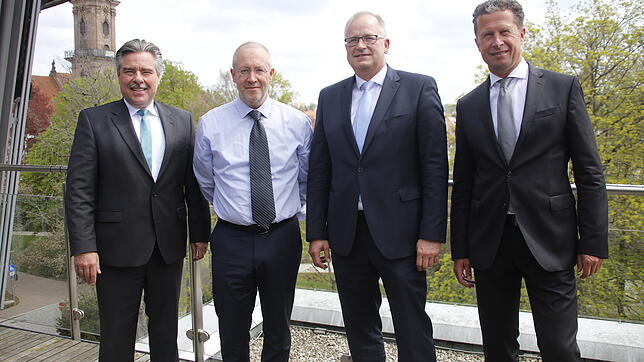 Ziehen Bilanz für die Volksbank Schwarzwald-Baar-Hegau (von links): Ralf Schmitt, Vorstand, Ralf Kluth, Geschäftsführer Avura, Joachim ...