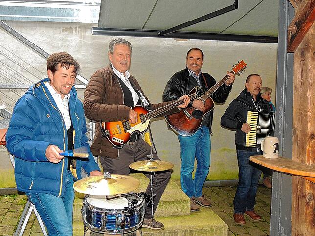 Die Gruppe Stuhlgäng sorgte für Unterhaltung (von links): Benni Bromma, Bernd Hoier, Franz Bromma und Uwe Kemmer