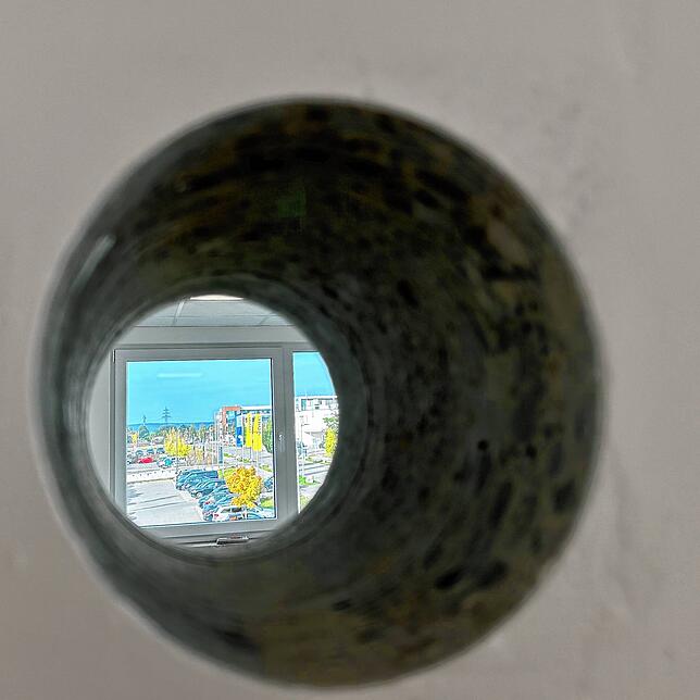 In dieses Bohrloch wird der Vernebler eingebaut, der den Salzraum mit Sole versorgt. Durch das Fenster sieht man den Parkplatz des ...