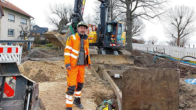Der Ausbau des Strandwegs ist das größte Bauprojekt der Gemeinde Allensbach in diesem Jahr. Polier Manfred Paepke (im Bild) erklärt, ...