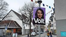 Gefühlt schon bei den Großen: Volt-Plakate hängen überall. Doch die Partei, die sich selbst als pro-europäisch und „progressiv ...