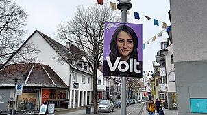 Gefühlt schon bei den Großen: Volt-Plakate hängen überall. Doch die Partei, die sich selbst als pro-europäisch und „progressiv ...
