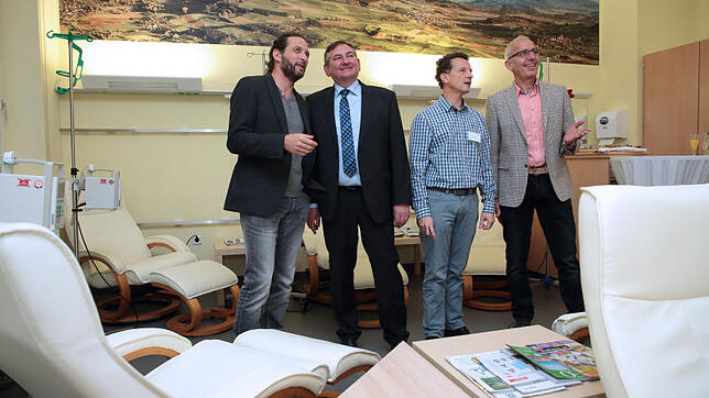 Die neuen Räume der onkologischen Ambulanz im Hegau-Klinikum, die mit einer Fotoausstellung eingeweiht wurden, stellten vor (von links): ...