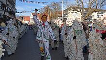 Der Salzgeist huscht quicklebendig durch die Dieremer Fasnet. Bild: Sabine Naiemi