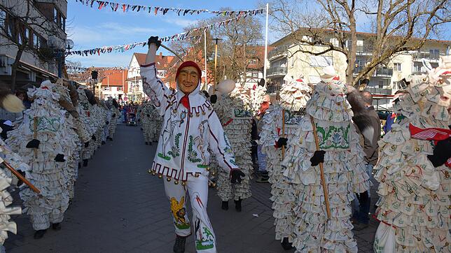 Der Salzgeist huscht quicklebendig durch die Dieremer Fasnet. Bild: Sabine Naiemi