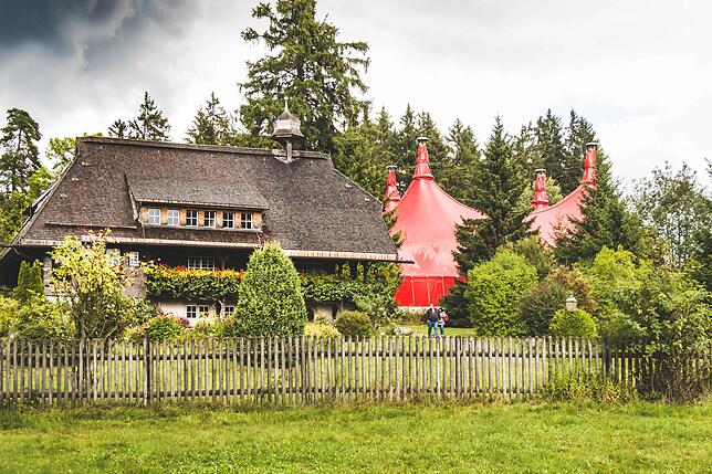 Der neue Festplatz grenzt unmittelbar an das Heimatmuseum „Hüsli“. Das Foto zeigt das knallrote Festzelt beim ...