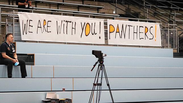 Statt die Mannschaft persönlich auf den Rängen anzufeuern, treten die Fans der wiha Panthers Schwenningen bei Heimspielen in der ...