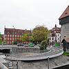 Nach monatelanger Sanierung wird bei der Fußgänger- und Fahrradrampe beim Rheintorturm nochmals der Belag ausgebessert werden müssen.