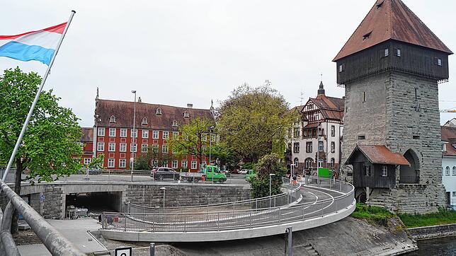 Nach monatelanger Sanierung wird bei der Fußgänger- und Fahrradrampe beim Rheintorturm nochmals der Belag ausgebessert werden müssen.