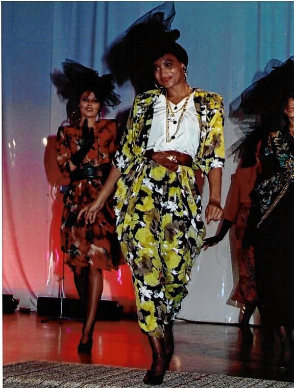 Glänzendes Outfit im Disco-Look, wie man 1989 bei der Modenschau von Modehaus Langer sehen konnte.