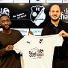 Erster Neuzugang: Sportvorstand Kevin Pabst (rechts) begrüßt Mittelfeldspieler Lamin Colley vom FV Lörrach-Brombach beim FC Wittlingen.