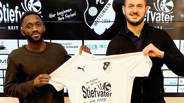 Erster Neuzugang: Sportvorstand Kevin Pabst (rechts) begrüßt Mittelfeldspieler Lamin Colley vom FV Lörrach-Brombach beim FC Wittlingen.