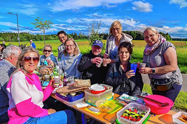 Freunde treffen und bei fast sommerlichen Temperaturen gutes Essen genießen: Mehr braucht es für diese lustige Gruppe aus VS und ...