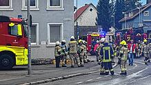 Die Feuerwehr wird am Montag, 7. Oktober, zu einem Brand gerufen. Viele Einsatzkräfte und Fahrzeuge sind an dem Abend im Einsatz.