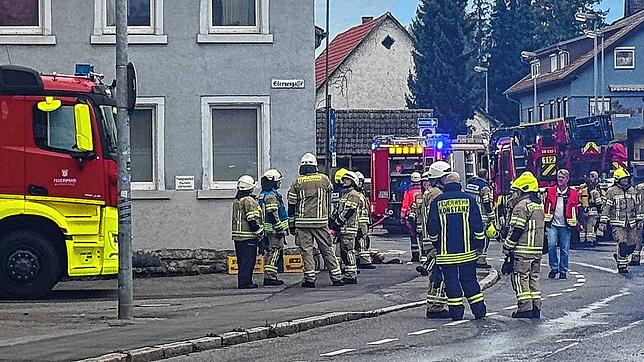Die Feuerwehr wird am Montag, 7. Oktober, zu einem Brand gerufen. Viele Einsatzkräfte und Fahrzeuge sind an dem Abend im Einsatz.