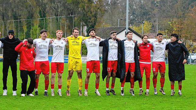 Der FC Rot-Weiß Salem jubelt nach dem 3:1-Erfolg gegen den FC Überlingen.