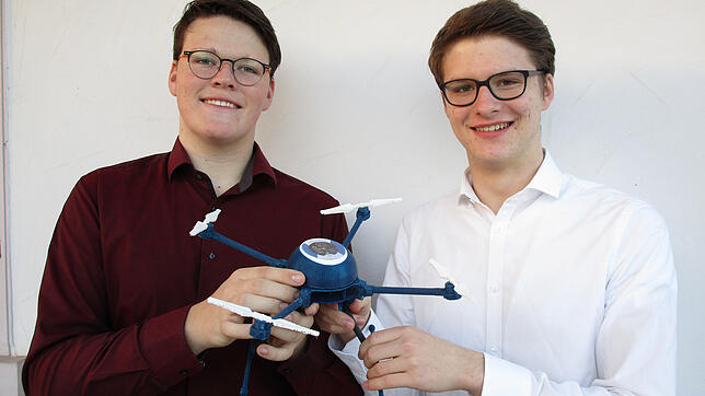 Sie haben die Drohne mit eingebautem lebensrettendem Defibrillator entwickelt: Tristan Menzel (links) und Felix Südland mit einem Modell.