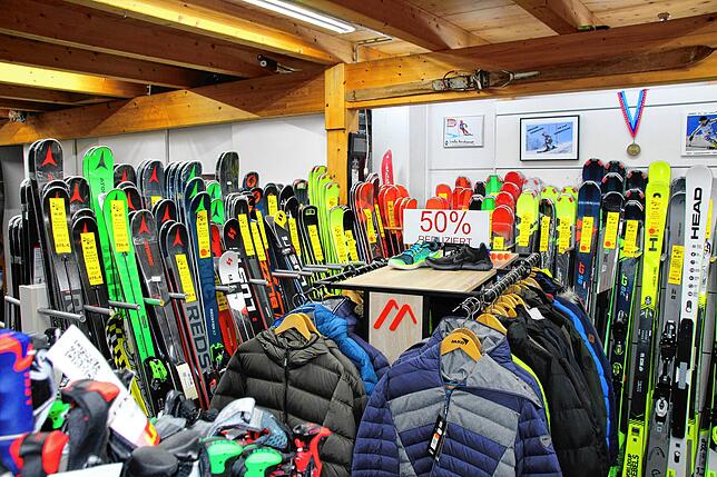350 Paar Skier stehen in Lager und Verkaufsraum. Jeden Tag verlieren sie an Wert.