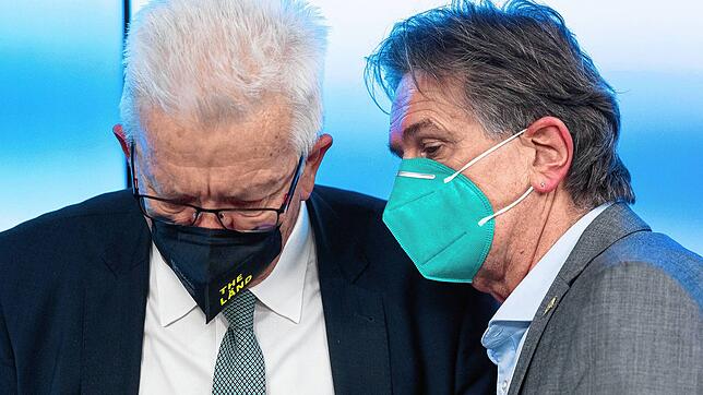 Manfred Lucha, Sozialminister von Baden-Württemberg, und Winfried Kretschmann im Landtag. Das Land Baden-Württemberg arbeitet an einem ...
