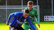 Eng an seinen Gegenspielern dran: Lukas Jäger (rechts), Verteidiger des TSV Aach-Linz, hier im Duell mit Felix Buhl vom SV ...