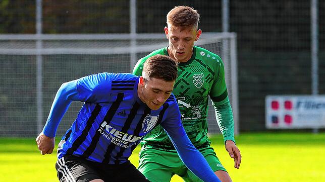 Eng an seinen Gegenspielern dran: Lukas Jäger (rechts), Verteidiger des TSV Aach-Linz, hier im Duell mit Felix Buhl vom SV ...