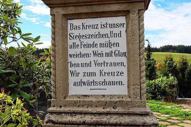Inschrift am Sockel des Kreuzes.
