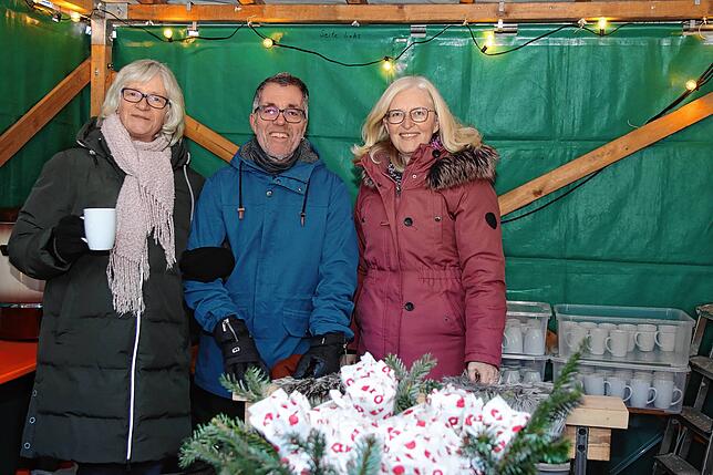 Bild 5: Gesang und Glühweinduft vor der Kirnachmühle: Der Unterkirnacher Weihnachtsmarkt lädt zum Verweilen