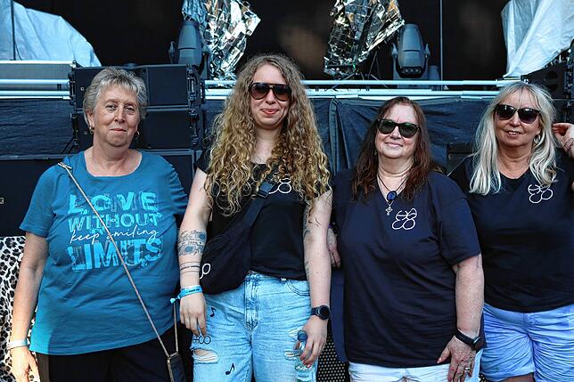 Petra und Melli Brüggemann, Inge Neumann und Andrea Lehmann (von links) waren die Ersten in der Schlange. Sieben Stunden warteten die ...