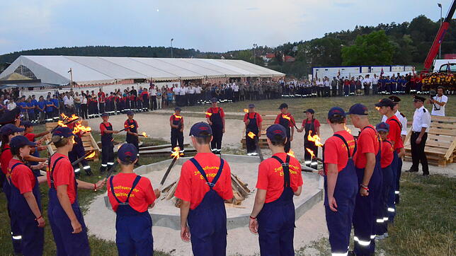 Die Jugendlichen der Feuerwehr Eigeltingen entzündeten bei der Eröffnungsfeier das Lagerfeuer, welches bis zum Abbau am Mittwoch ...