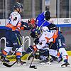 Wild Wings-Topscorer Pat Cannone (roter Helm) bekommt es in dieser Szene gleich mit zwei Ingolstädtern zu tun. Fabio Wagner (links) und ...