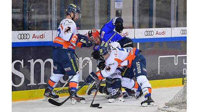 Wild Wings-Topscorer Pat Cannone (roter Helm) bekommt es in dieser Szene gleich mit zwei Ingolstädtern zu tun. Fabio Wagner (links) und ...
