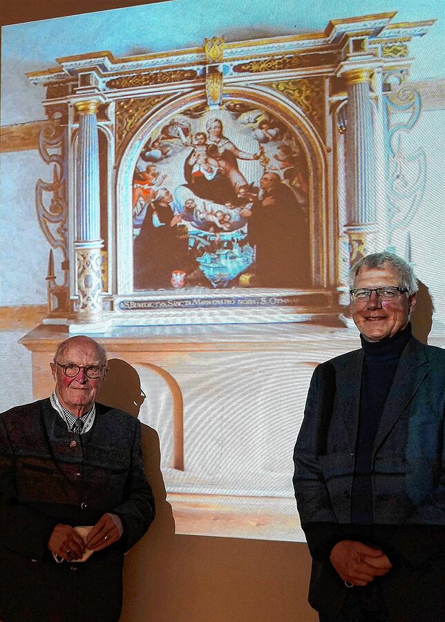 Wilderich Graf von und zu Bodman und Franz Hofmann vor dem Renaissance-Altar vom Frauenberg, der heute im 1525 aufgehobenen Kloster St. ...