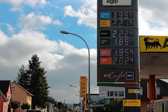 Am Morgen des 1. Septembers sind die Preise deutlich höher als am Vortag. Getankt wird trotzdem.