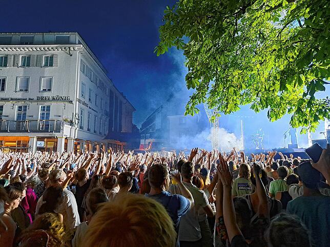Bild 9: Richtig gute Laune beim Stimmen Festival auf dem Marktplatz