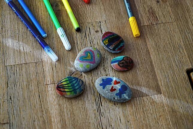 Lya Brinkmann (9) aus Waldshut bemalt gerne Steine mit Filzstiften. „Am liebsten ganz bunt“, sagt sie.